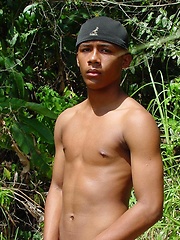 Sporty latino twink rubs his muscled ass outdoors