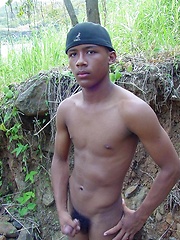 Sporty latino twink rubs his muscled ass outdoors