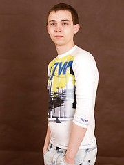 Pretty straight fellow of 18 years old will expose nice ass