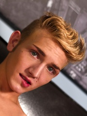 Sexy blond all American twink Dylan Hall stars in this incredibly hot LIVE show